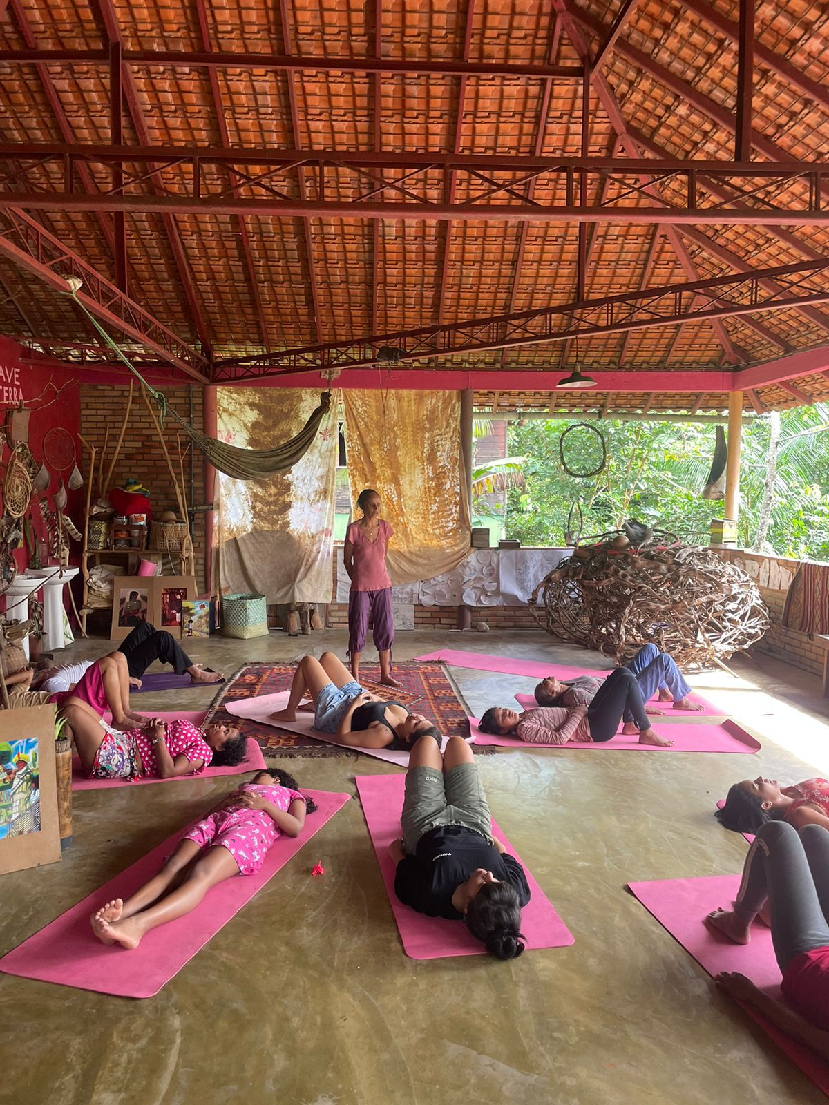 Grupo praticando Método Feldenkrais com Gabriela