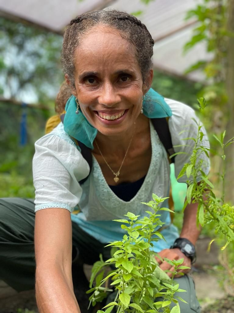 Gabriela Costa Braga cultivando plantas no jardim